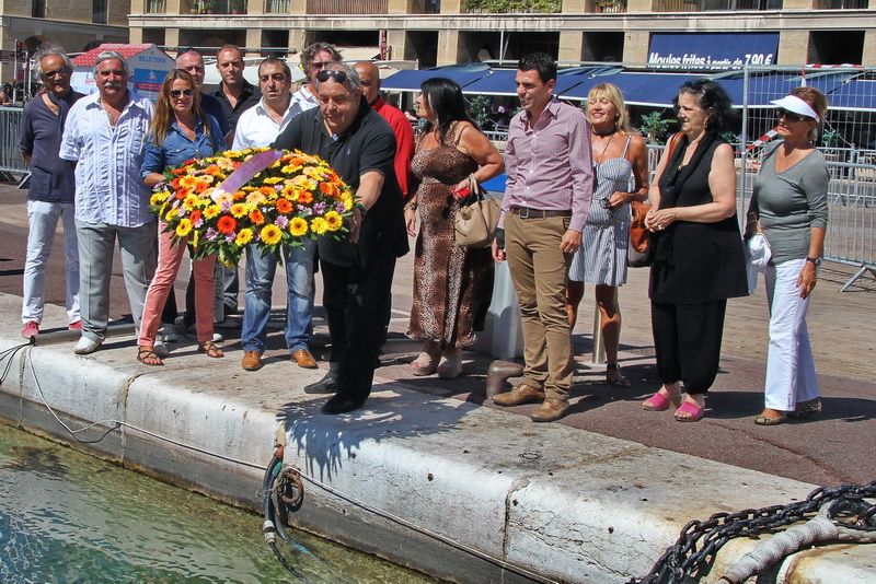 Marseille: Commémoration de la disparition dans les eaux du Vieux-Port du Marseillois fameuse goélette-restaurant qui durant plusieurs décennies avait accueilli le monde. Son propriétaire Gérard Boccamaiello, soutenu par quelques amis, jette in memoriam, une gerbe en lieu et place où le navire a été englouti (Photo Robert Poulain)