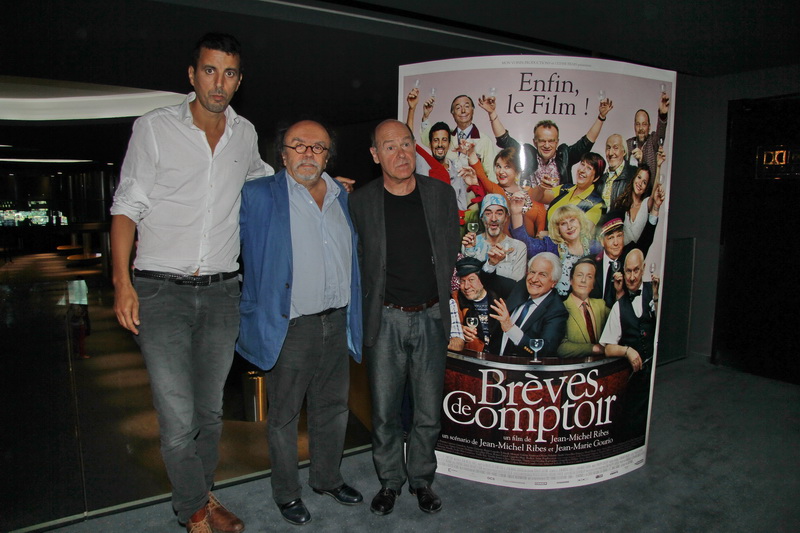 le réalisateur Jean-Michel Ribes entouré des acteurs Samir Guesmi et de Didier Bénureau lors de la présentation en avant-première à Aix-en-Provence de "Brèves de comptoir" (Photo Robert Poulain)