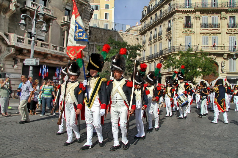 La garde napoléonienne, qui a fait le voyage depuis la Corse, a défilé sur la rue de la République (Photo Robert Poulain)