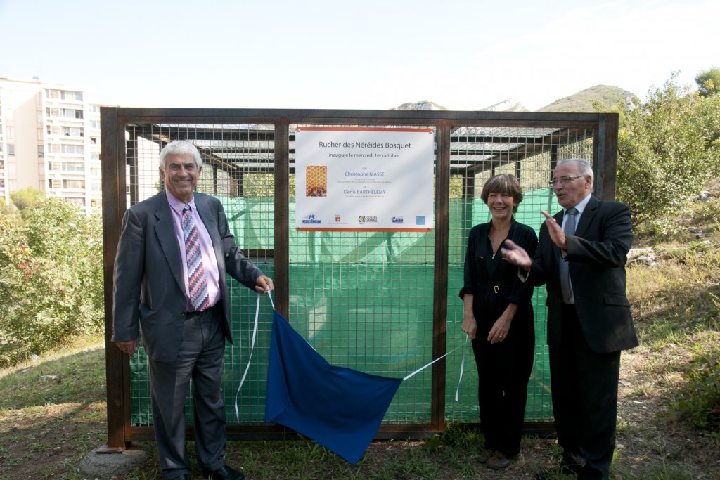 Inauguration du rucher aux Néréïdes-Bosquet en présence de Gérard Lafont, Directeur général de 13 Habitat d’Agnès Verdelet, Coordinatrice de l’association « une ruche dans mon jardin » et de Denis Barthelemy, Conseiller général du Canton Saint-Marcel (Photo M.M.)