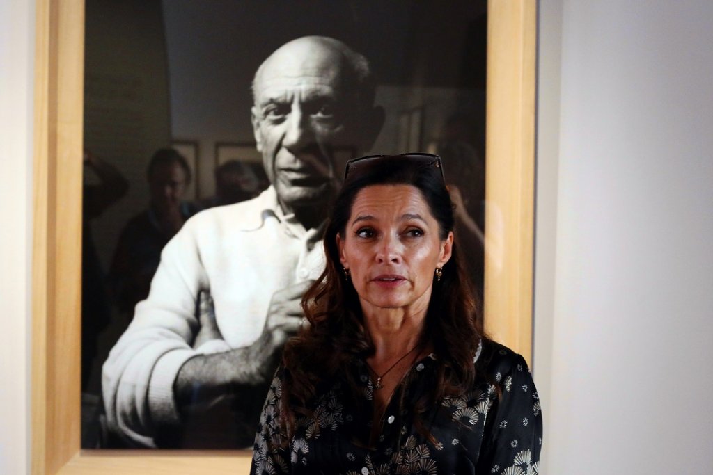 Pascale Picard, la directrice du Musée Réattu et commissaire de l’exposition devant le portrait de Picasso à Cannes réalisé en 1956 par Lucien Clergue (Photo Serge Assier)