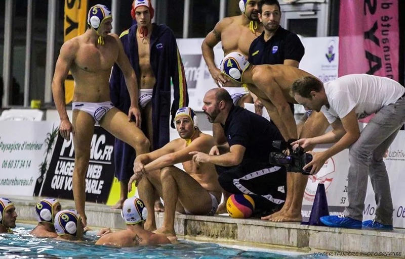 Alexandre Donsimoni (accroupi au centre) n’est pas avare de recommandations au cours d’un temps mort (Photo Xavier Faugère)