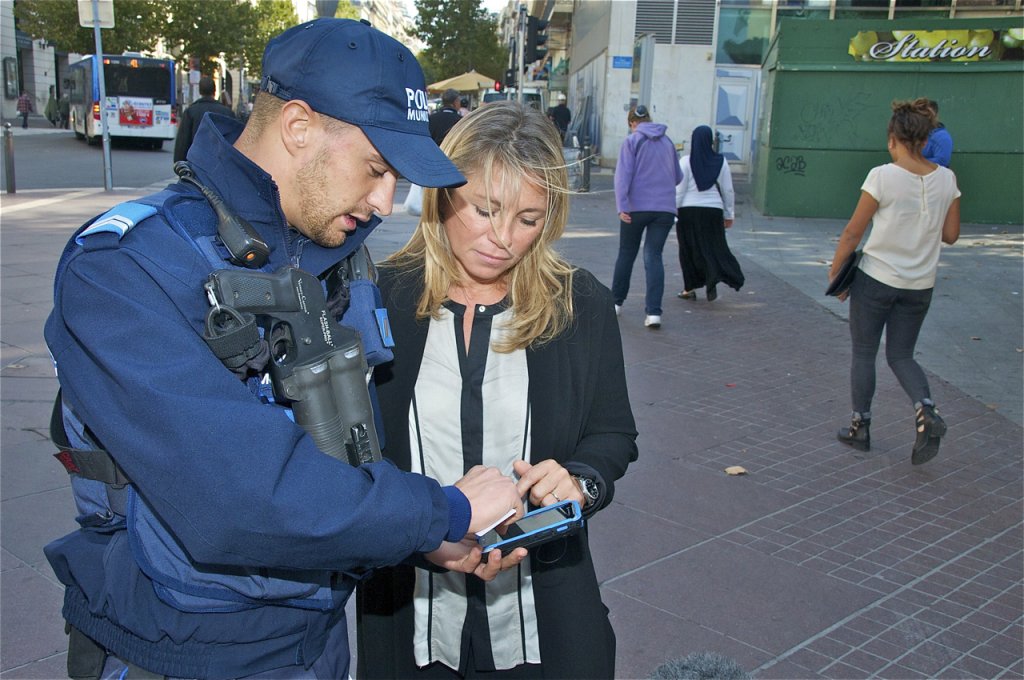 Il a l'apparence, la couleur d'un Smarphone mais il ne faut pas s'y tromper, le bel objet que montre ce policier municipal à Caroline Pozmentier colle des PV (Photo Robert Tomassian)