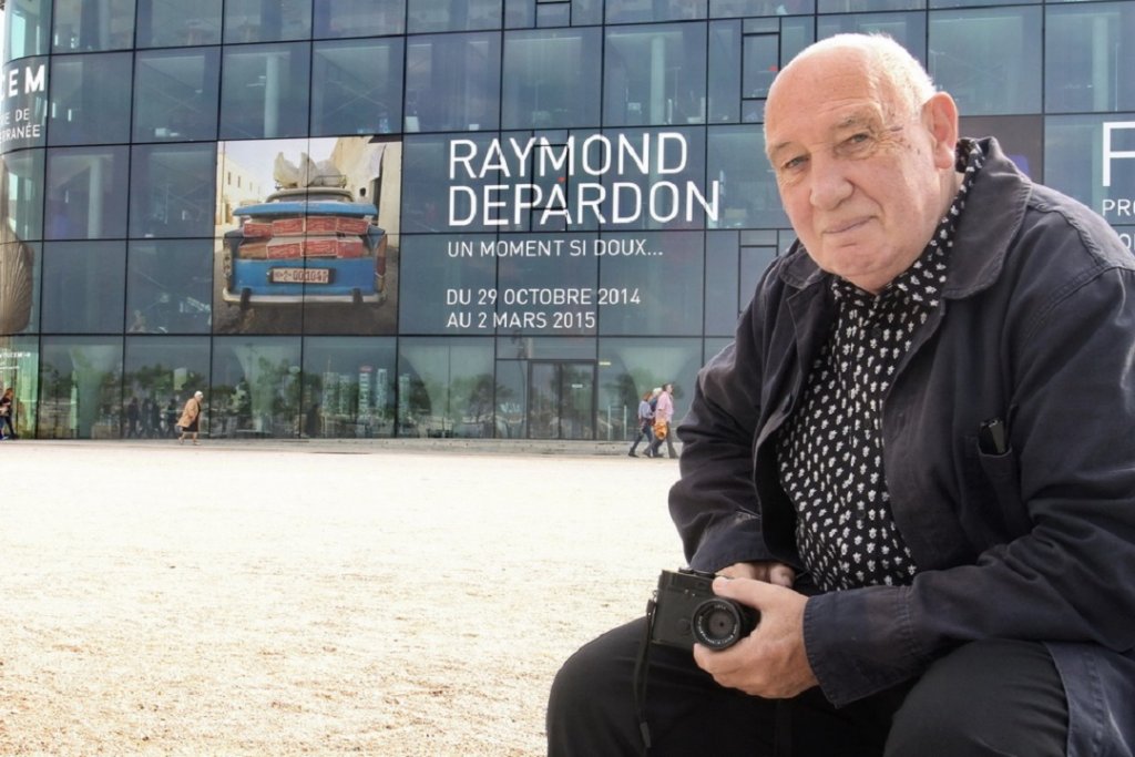 Raymond Depardon, le photographe photographié devant le MuCEM ; « Le visuel de l’exposition est une 403 photographiée à Harar. Je suis souvent venu à Marseille en 403 pour partir en Afrique. J’ai trouvé que c’était une photographie intéressante pour faire le lien avec cette exposition (Photo Robert Poulain)