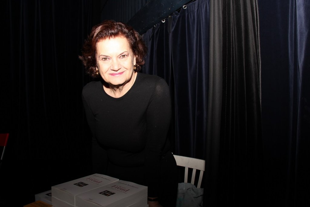 Élisabeth Roudinesco, lors de la présentation de son ouvrage : "Sigmund Freud en son temps et dans le nôtre" au théâtre le Tétard à Marseille (Photo Philippe Maillé)