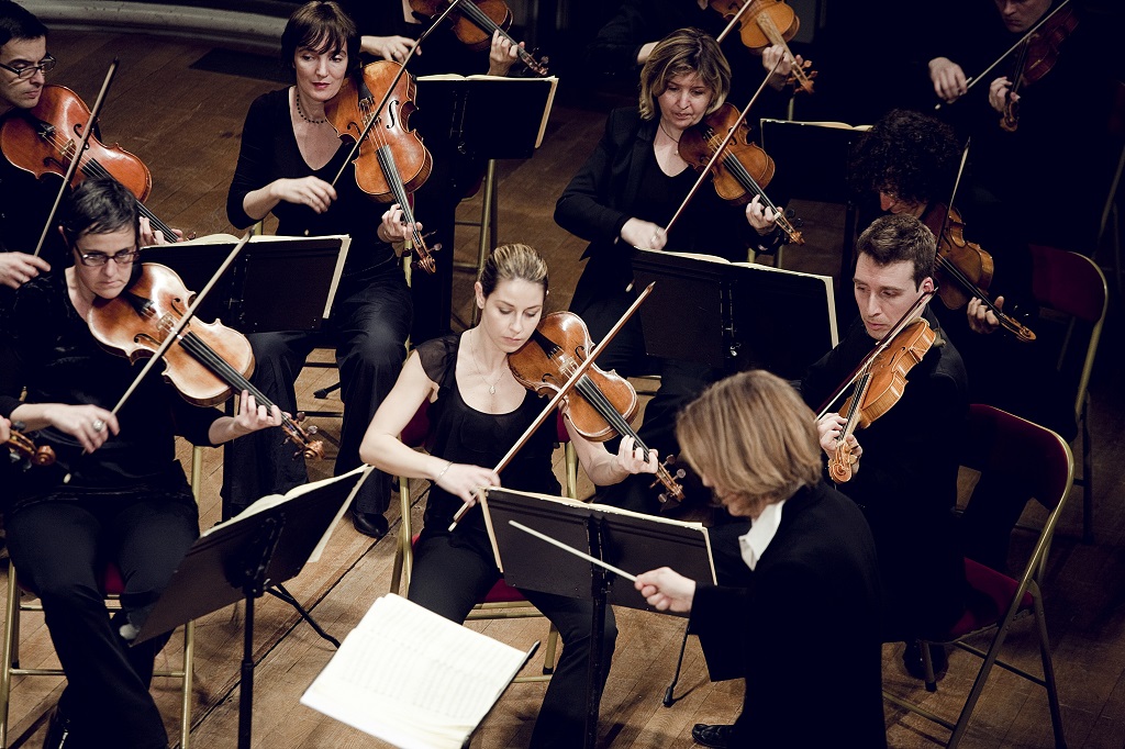 Laurence Equilbey à la tête des musiciens de Insula Orchestra et du chœur Accentus pour donner «Batailles et Victoires» après le «Requiem» de Mozart qui vient de paraître chez Naïve. (Photo Julien Mignot).