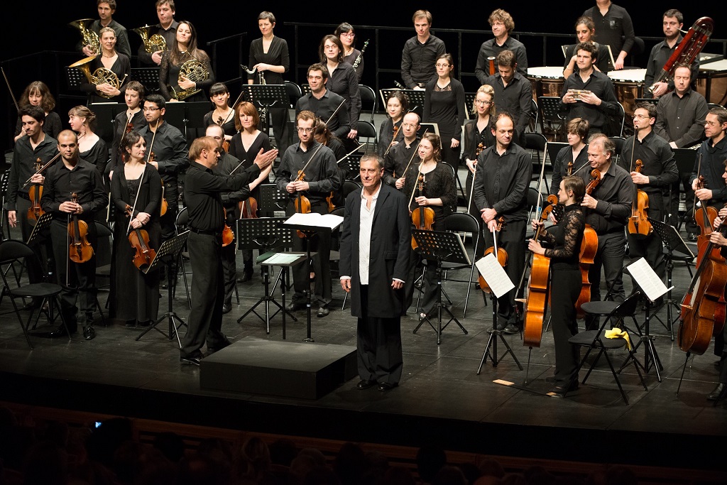 L’orchestre OSE avec son chef Daniel Kawka, et le baryton Vincent le Texier (Photo D.R.)