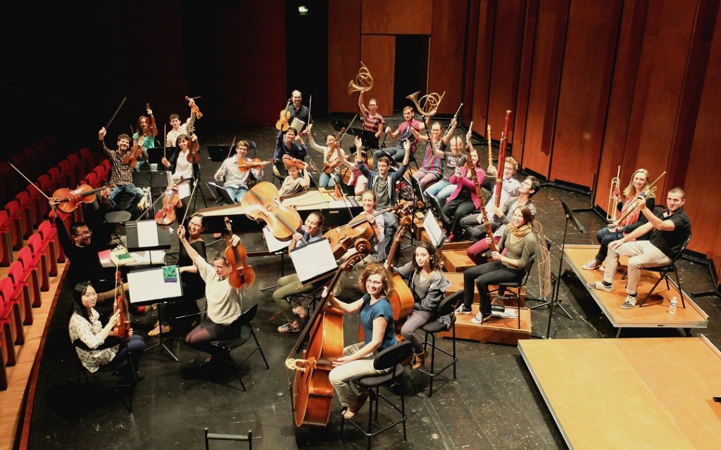 Pause pendant une répétition pour une joyeuse photo de famille de cet OFJ baroque millésime 2014 sur la scène du Grand Théâtre de Provence (Photo P.B. – OFJ 2014)