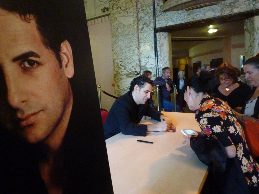 Après le récital, dans le foyer de l'Opéra, Juan Diego Flórez a dédicacé, dans la bonne humeur, ses CD, les programmes, des photos, s'est livré à des séances de "selfies", a signé un drapeau péruvien amené là par une compatriote qui lui a offert un flacon d'eau bénite en forme de vierge Marie avant de s'en retourner à son hôtel donner une interview à une consœur journaliste à Genève où le ténor se produit bientôt. Un vrai pro, vous dit-on (Photo M.E.)