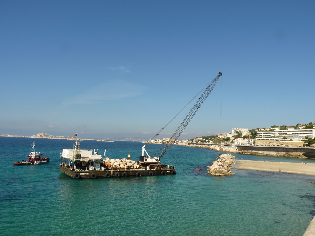 les travaux vont permettre de conforter la structure de la digue de la plage du Prophète longue de 170 mètres (Photo P.M.-C.)