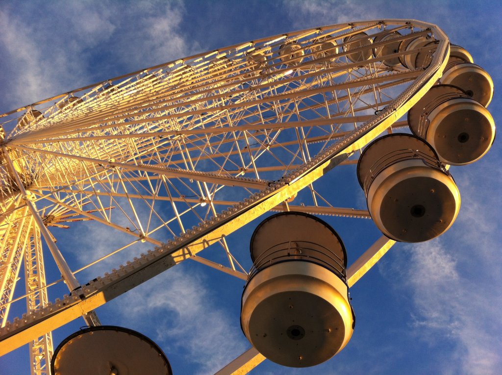 Après un été à se prélasser sur la plage, la Grand Roue reprend ses quartiers d'hiver sur le Vieux-Port de Marseille (Photo Hagay Sobol)