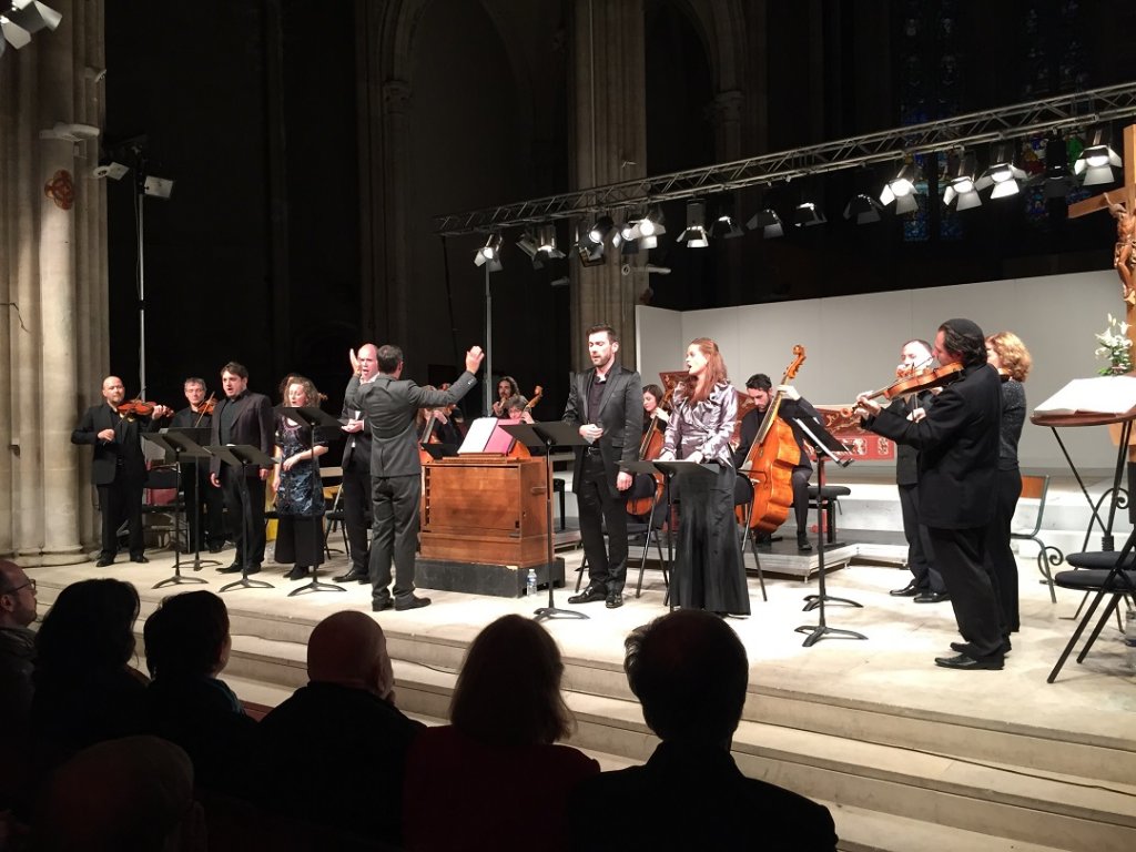 Les protagonistes de cette belle soirée ont donné le chœur final de l’œuvre en « bis ». De g. à dr. Etienne Bazola, Raphaële Kennedy, Maarten Engeltjes, Jean-Marc Aymes à la direction, Nicolas Courjal et Léonie Renaud devant l’ensemble Concerto Soave (Photo M.E.)