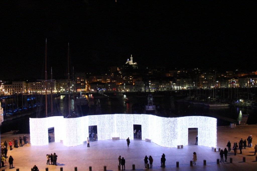 Œuvre lumineuse sur le Quai d'Honneur du Vieux-Port pour les fêtes de Noël 2013 (Photo Philippe Maillé)