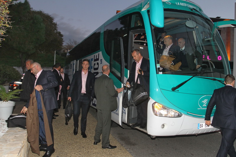 Les joueurs de l’équipe de France de rugby sont arrivés à Marseille. Ils affronteront samedi les Fidjiens au Stade Vélodrome. L’entraîneur des Bleus Philippe Saint-André à la descente du car. (Photo Robert Poulain)