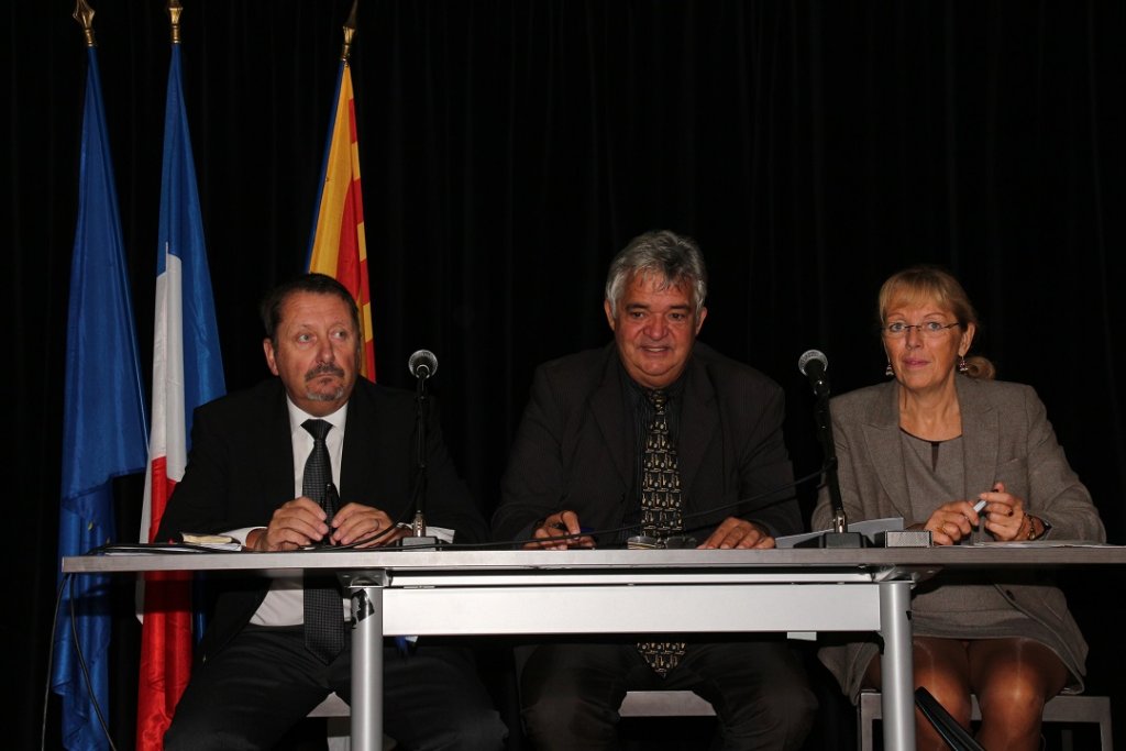 Lionel de Cubber vice-président de L'udess13 entouré de Denis Philippe, vice-président délégué de la Chambre régionale de l'ESS Paca et Nadine Sapede, secrétaire générale de L'udess 13 (Photo Philippe Maillé)