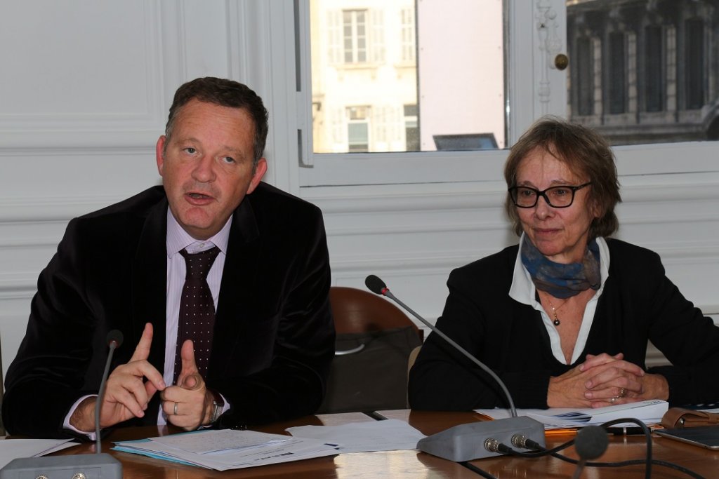 Vincent Berton, directeur de cabinet de la préfecture de région Paca, lors d’un point presse consacré au virus Ebola. Marie-Claude Dumont de l’Agence régional de la Santé (ARS) Paca (Photo Philippe Maillé)