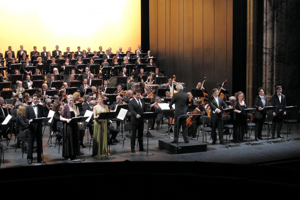 De gauche à droite : Julien Dran, Annick Massis, Lucie Roche, Ildar Abdrazakov, Jean-François Lapointe, Sonia Ganassi, Philippe Talbot et Rémy Mathieu devant l’orchestre et le chœur de l’Opéra de Marseille sous la baguette de Paolo Arrivabeni (Photo Christian Dresse).