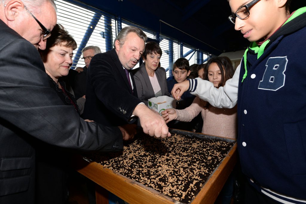 Jean-Noël Guérini et les collégiensont ont semé le Blé de l'Espérance (Photo J.M.)