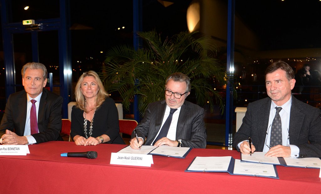 Jean-Noël Guérini et Jean-Jacques Romatet ont signé une convention de partenariat en présence de Caroline Pozmentier et Jean-Paul Bonnetain (Photo J.M.)