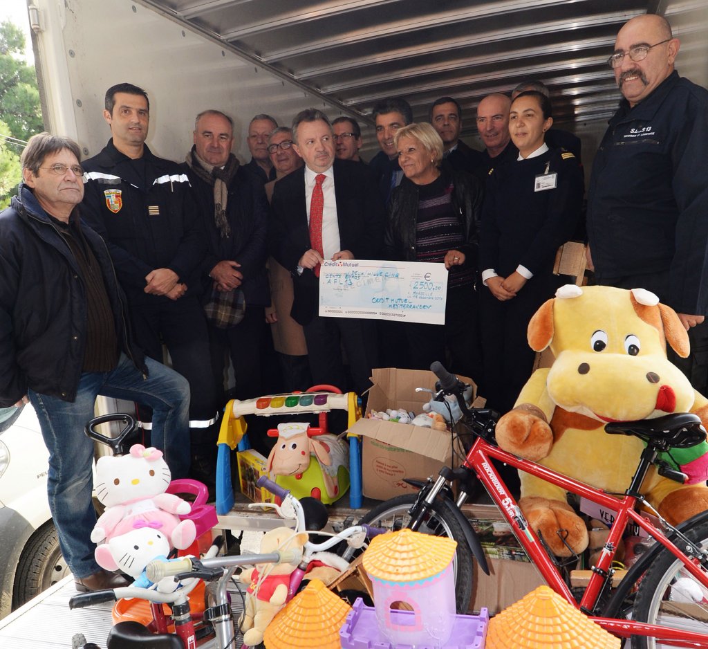 L'ensemble des partenaires pour la collecte des jouets à destination du Pas-de-Calais était présent au siège départemental des Restos du Coeur (Photo J.M.)