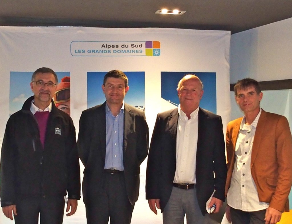 Pierre Meffre entouré de Jacques Martin et des représentants des Agences de Développement Touristique des Alpes de Haute-­Provence et des Hautes-Alpes (Photo C.Chillio)      