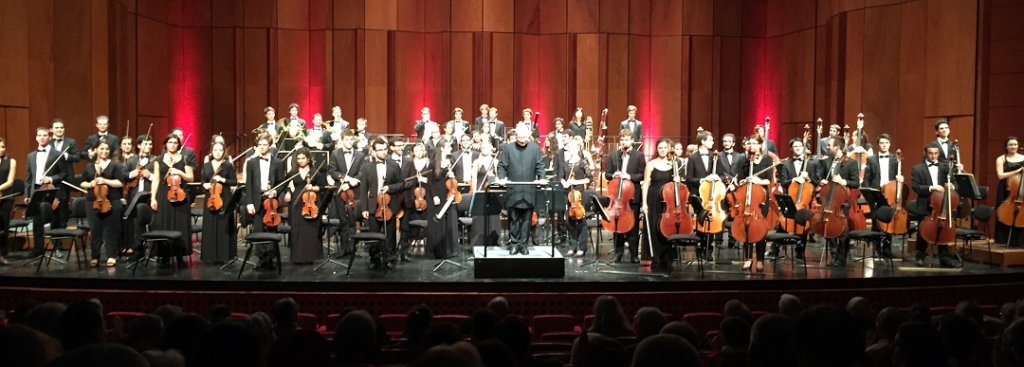 Les jeunes instrumentistes au moment des saluts à l’issue de la soirée au Grand Théâtre de Provence (Photo M.E.)