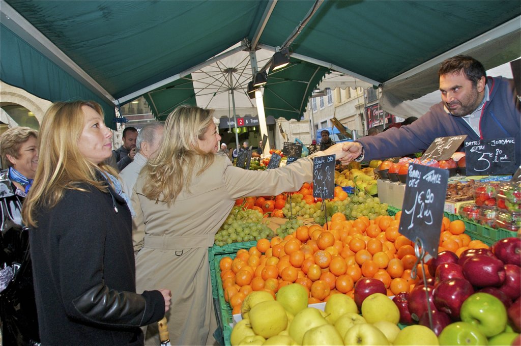 Les élus ont rencontré les commerçants de Noailles à l'issue d'une séance du comité territorial du CLSPD (Photo Robert Tomassian)