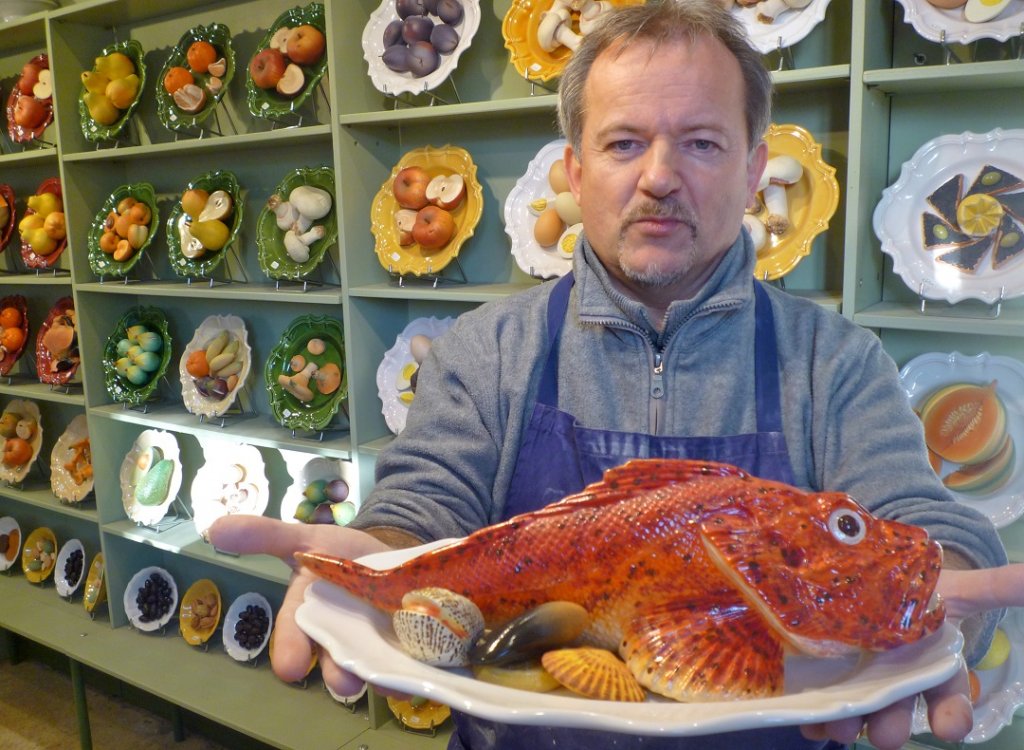 Eric Figuères nous présente l’une des plus belles pièces disponibles à la vente : la rascasse posée sur un plat à service (Photo M.E.)