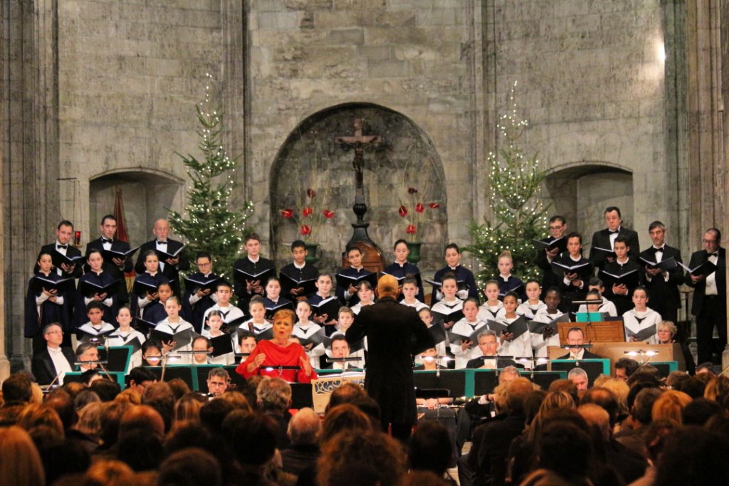 Derrière Inva Mula et les instrumentistes de l’Orchestre Régional de Cannes, sous la direction de Samuel Coquard, les membres de la Maîtrise des Bouches du Rhône, soit le chœur d’enfants, le jeune chœur et le chœur Asmara ont illuminé la soirée sous les voûtes de l’abbatiale de Saint-Victor à Marseille. (Photo Philippe Maillé)