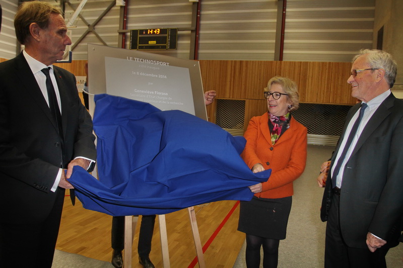 En présence de Bernard Morel et Yvon Barland, Geneviève Fioraso inaugure le Technosport (Photo Robert Poulain)