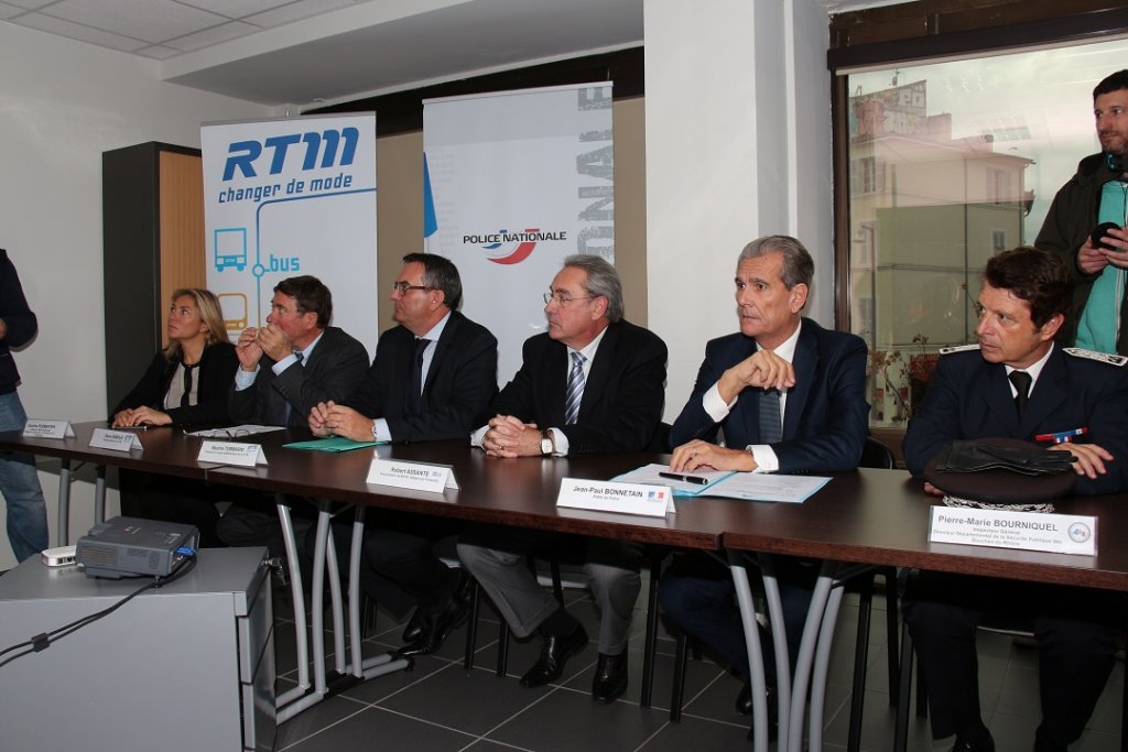 Réunion lors de l'inauguration des locaux du SISTC (Photo Philippe Maillé)