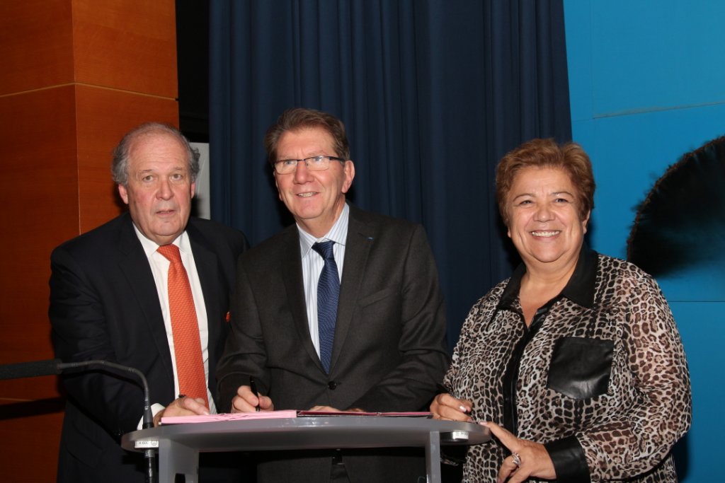 Signature de la Charte par Bernard Oliver président de l'AR HLM Paca Corse (Photo Philippe Maillé)