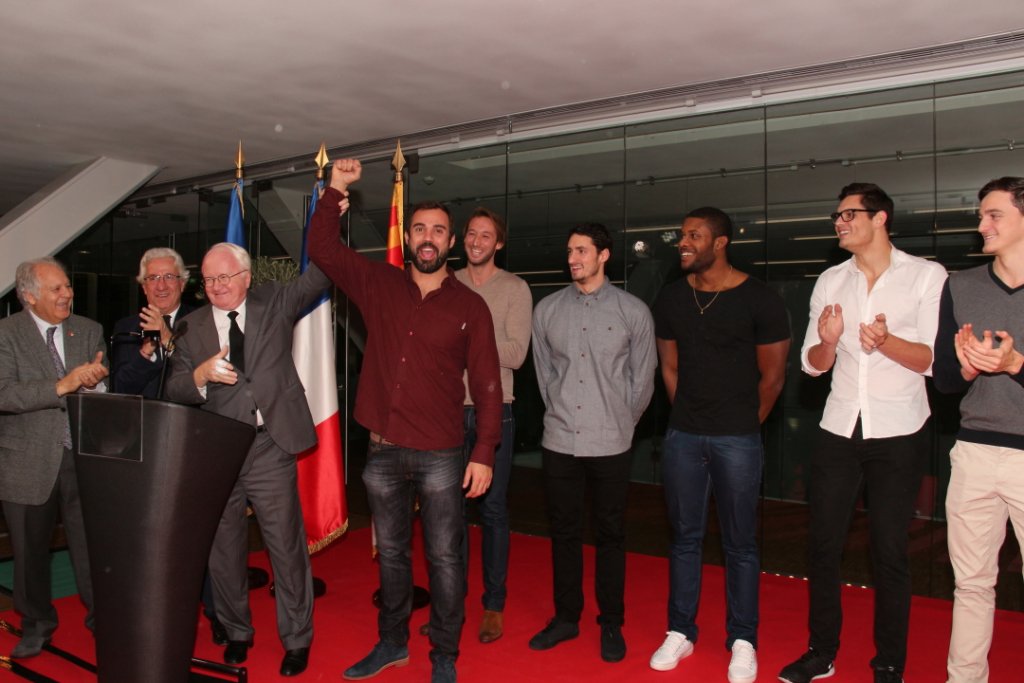 Le président de la région, Michel Vauzelle, le président du CNM Paul Leccia, Avy Assouli, conseiller régional, délégué aux grands événements sportifs ont salué Romain Barnier, entraîneur au CNM et ses nageurs (Photo Philippe Maillé)