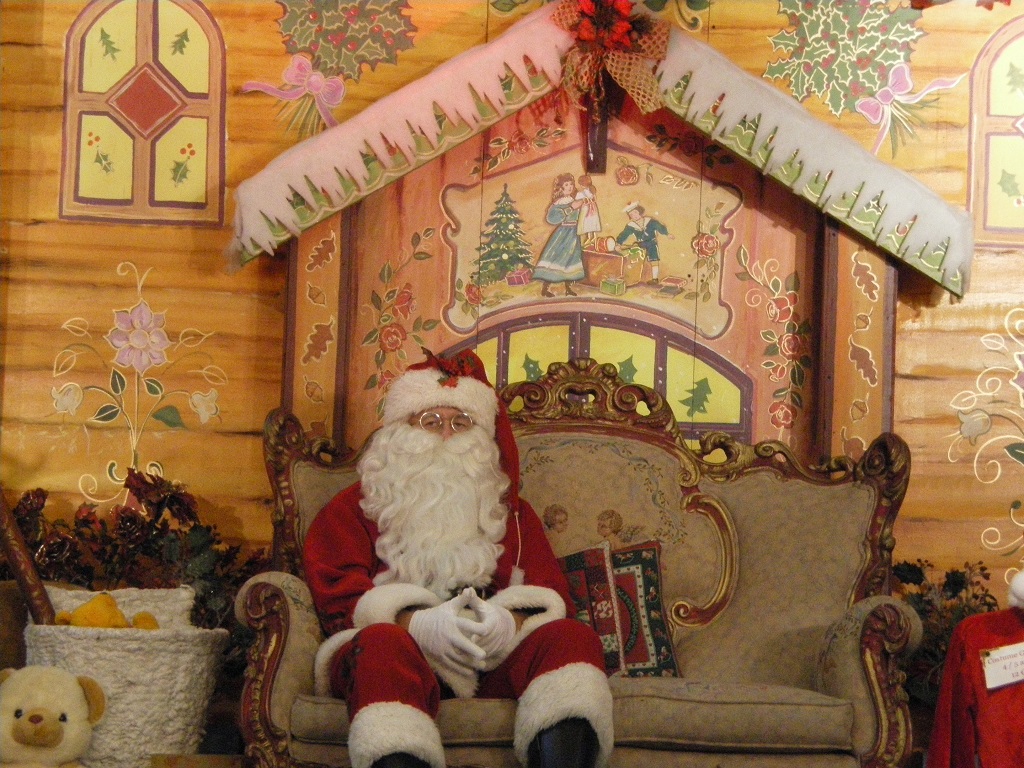 Le dernier Noël du Père Noël du Centre Bourse. Il va tirer sa révérence après des décennies à illuminer le regard des enfants. La magie de Noël n'aura pas la même intensité sans lui. (Photo Patricia Maillé-Caire)