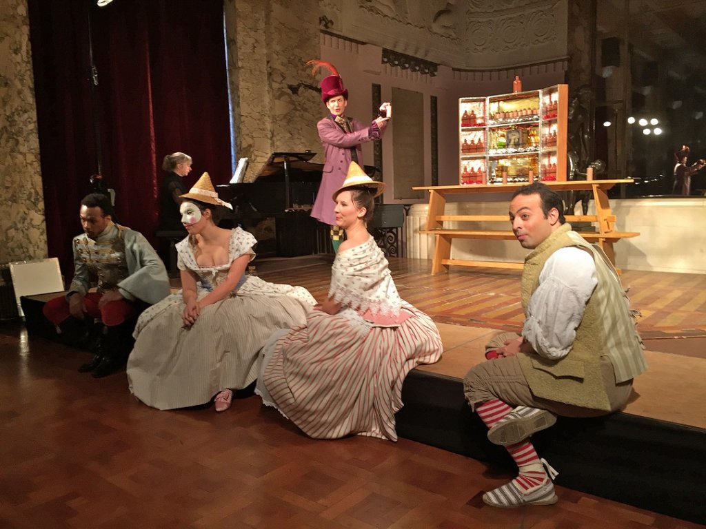 Au premier rang, de g. à dr. : Anas Seguin, Roxane Chalard, Virginy Fenu et Joseph Kauzman. Au second plan, à gauche, la pianiste Brigitte Grosse et, au centre, Matthieu Toulouse (Photo M.E.)