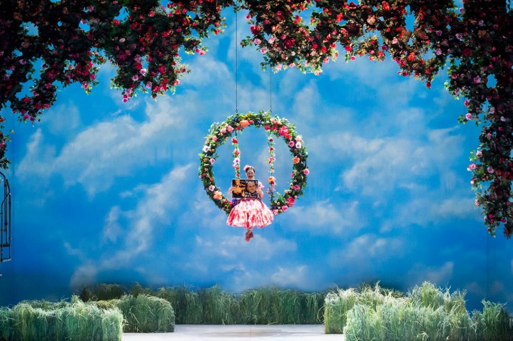 Le tableau du jardin, Norina sur sa balançoire, une scène que n’auraient pas reniée les célèbres photographes Pierre et Gilles (Photo Cédric Delestrade/ACM-Studio/Avignon)