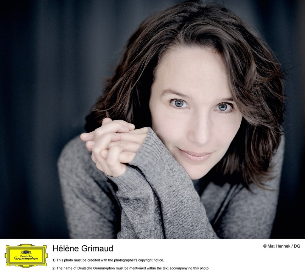 Hélène Grimaud et son regard lumineux sur la pochette de son CD consacré à Brahms (Photo Mat Hennek-DG)