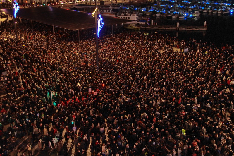 Plusieurs milliers de personnes ont investi le Vieux-Port à Marseille en solidarité avec Charlie Hebdo (Photo Robert Poulain)