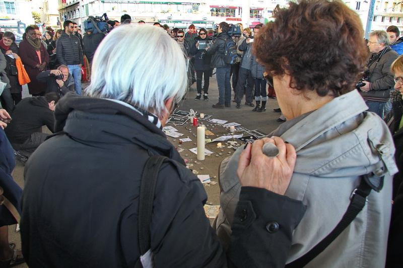 Sous l'ombrière du Vieux-Port de Marseille l'émotion est vive (Photo Robert Poulain)