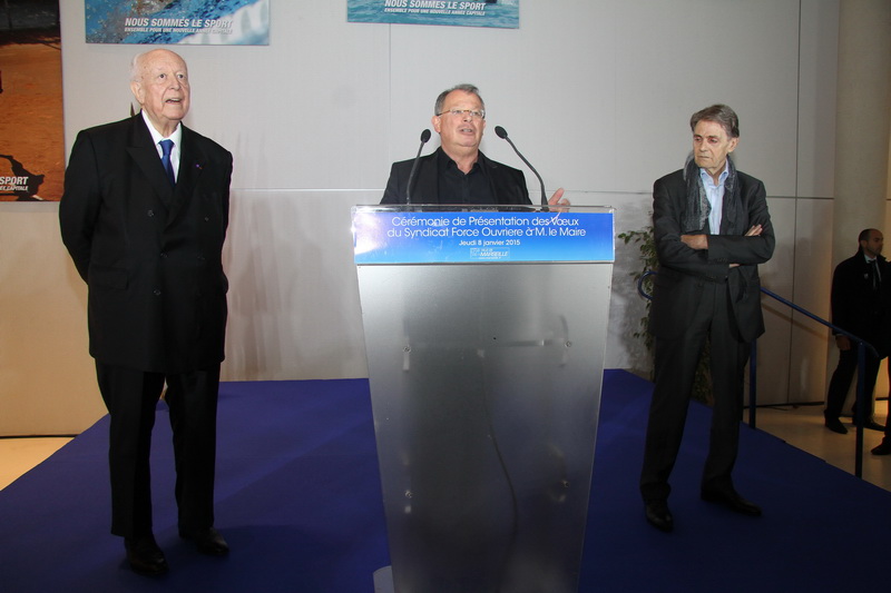 Patrick Rué, secrétaire général FO des territoriaux, entouré du maire de Marseille, Jean-claude Gaudin et de Gérard Dossetto, secrétaire général FO de l'UD13 (Photo Robert Poulain)