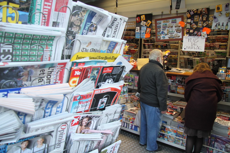 Patience! Chacun aura son Charlie. Sept millions d'exemplaires vont être tirés. Alors cool avec votre marchand de journaux (Photo Robert Poulain)