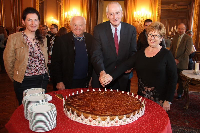 Le préfet Michel Cadot fin prêt à la découpe du gâteau des rois entouré des artisans (Photo Robert Poulain)