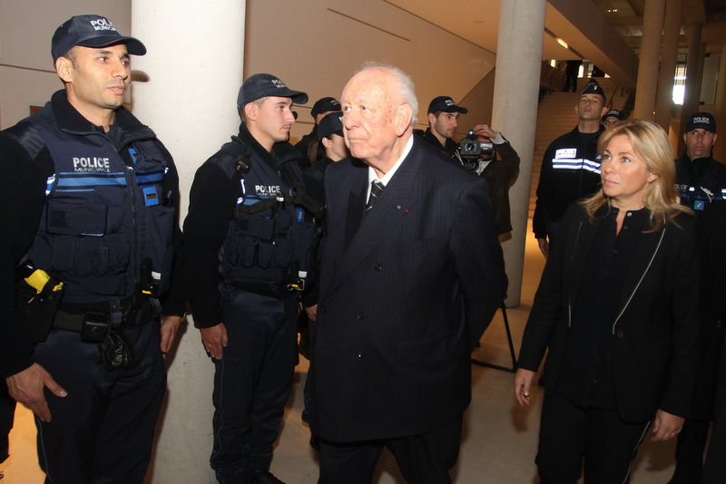 Le maire de Marseille, Jean-Claude Gaudin et l'adjointe à la police municipale, Caroline Pozmentier ont adressé les voeux aux agents (Photo Robert Poulain)