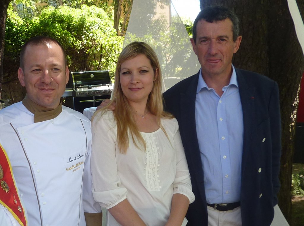 Marc de Passorio, à gauche, en compagnie de son épouse Tatiana et de Jean-Marc Banzo lors de l'inauguration de "l'Esprit de la violette" au printemps 2014. (Photo M.E)