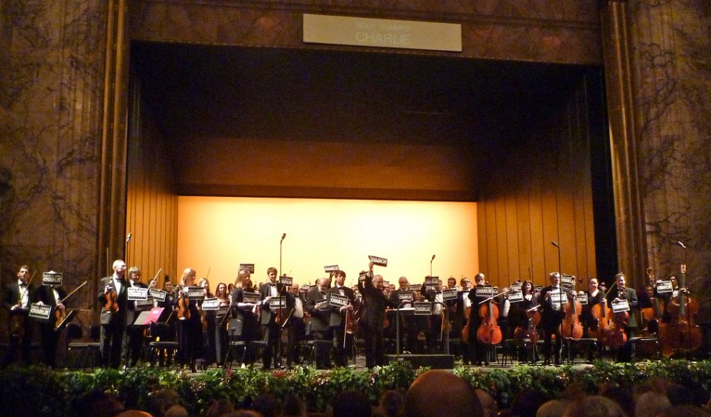 Avant de débuter le concert, l’Orchestre Philharmonique de Marseille et son directeur musical Lawrence Foster avaient décidé de placer la soirée dans le contexte d’une semaine dramatique (Photo M.E.)