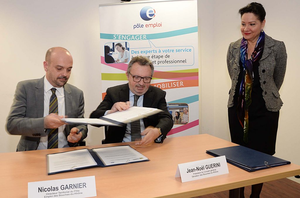 Jean-Noël Guerini, Président du Conseil général 13 et Nicolas Garnier, Directeur territorial de Pôle emploi 13 -en présence de Lisette Narducci, vice-présidente du CG13, déléguée à l’insertion sociale et professionnelle- ont signé une convention de partenariat au profit des demandeurs d’emploi les plus en difficulté (Photo J.M.)