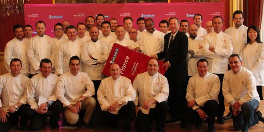 La photo de famille de ceux qui entrent en 2015 au Guide Michelin, photo prise au Quai d’Orsay. (Photo Guide Michelin)