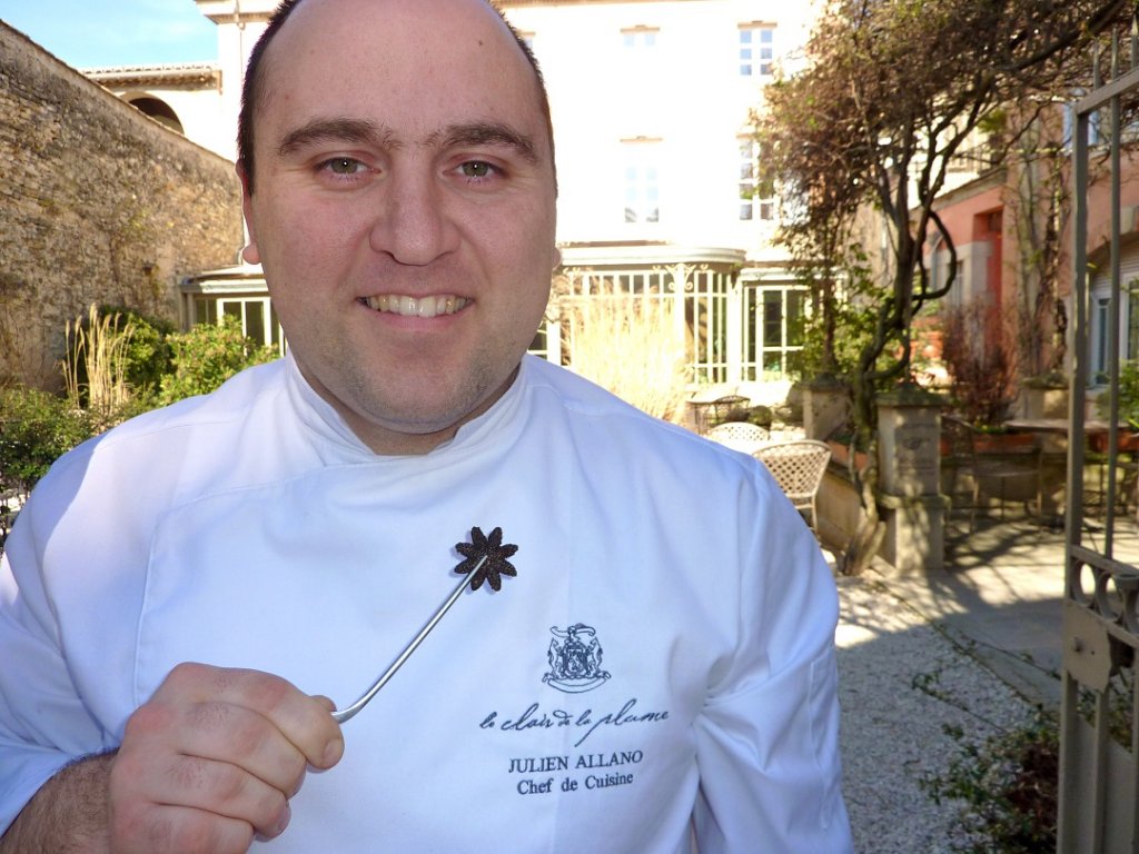 En forme de clin d’œil, Julien Allano a découpé un macaron Michelin à sa façon dans une belle tranche de truffe. Une tuber melanosporum qu’il vous propose de déguster en cette saison (Photo M.E.)