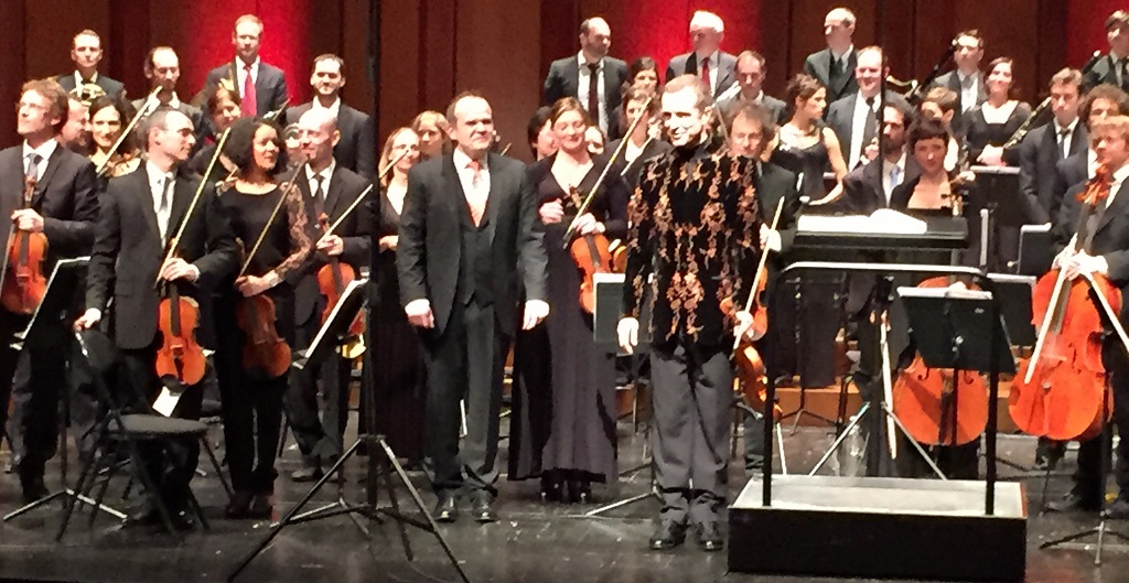 François-Xavier Roth et Tedi Papavrami, aux saluts, devant une partie des musiciens des Siècles. (Photo M.E.)