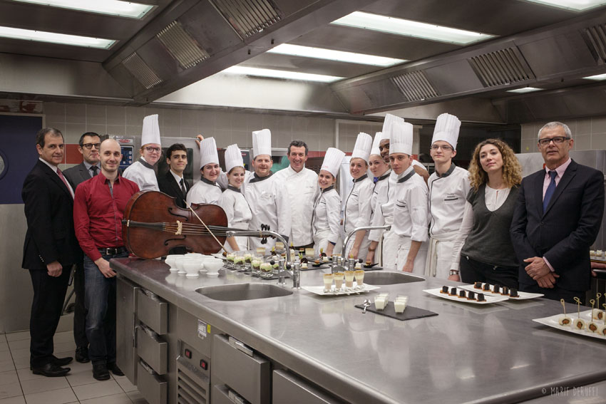 Depuis le début de l’année, des « répétitions-dégustations » ont lieu dans les cuisines du Lycée Hôtelier de Marseille. L’une de ces répétitions s’est déroulée jeudi en présence du staff du Lycée Hôtelier, des enseignants, de Jean-Marc Banzo et, bien entendu, des élèves participant au projet. (Photo Marif Deruffi)